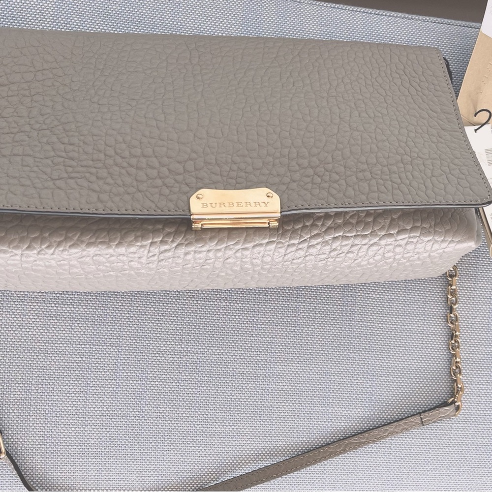 Burberry mildenhall pale gray clutch